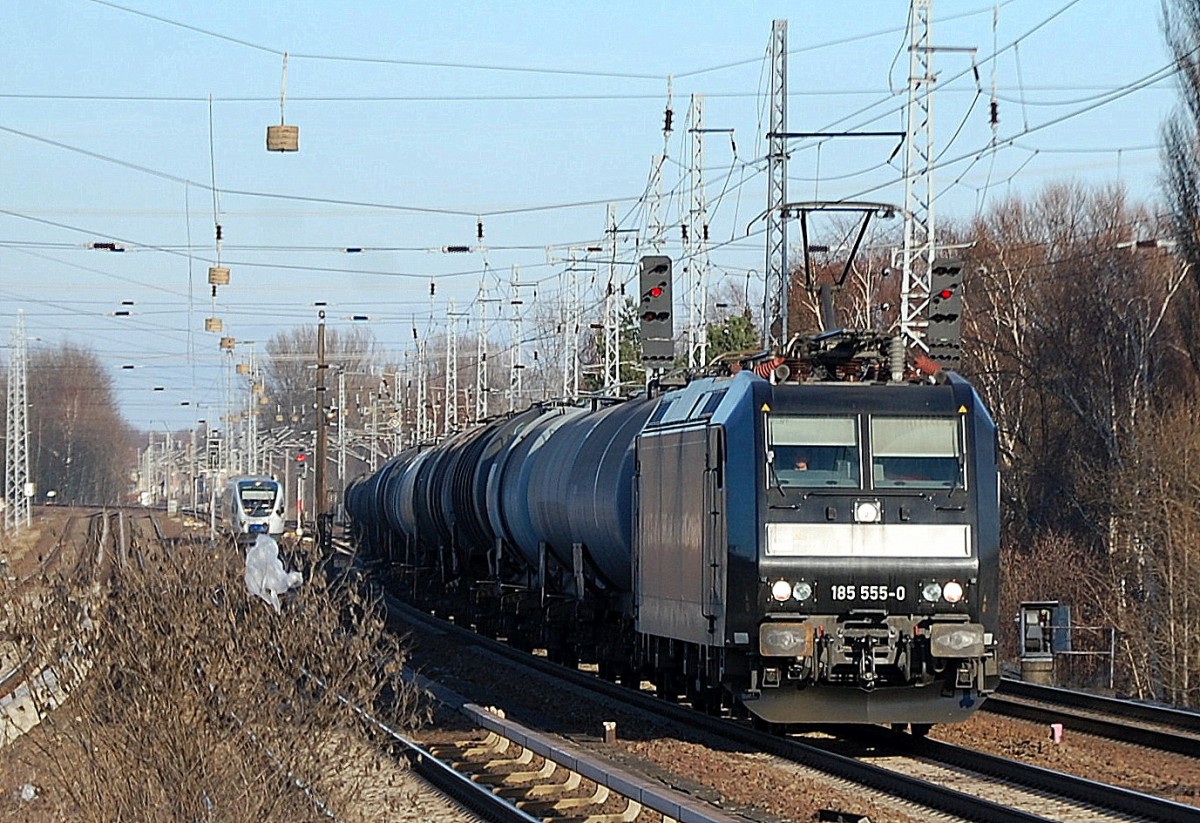 MRCE Mietlok 185 555-0 für CTL tätig mit Kesselwagenzug (Dieselkraftstoff) Richtung Karower Kreuz, 27.12.13