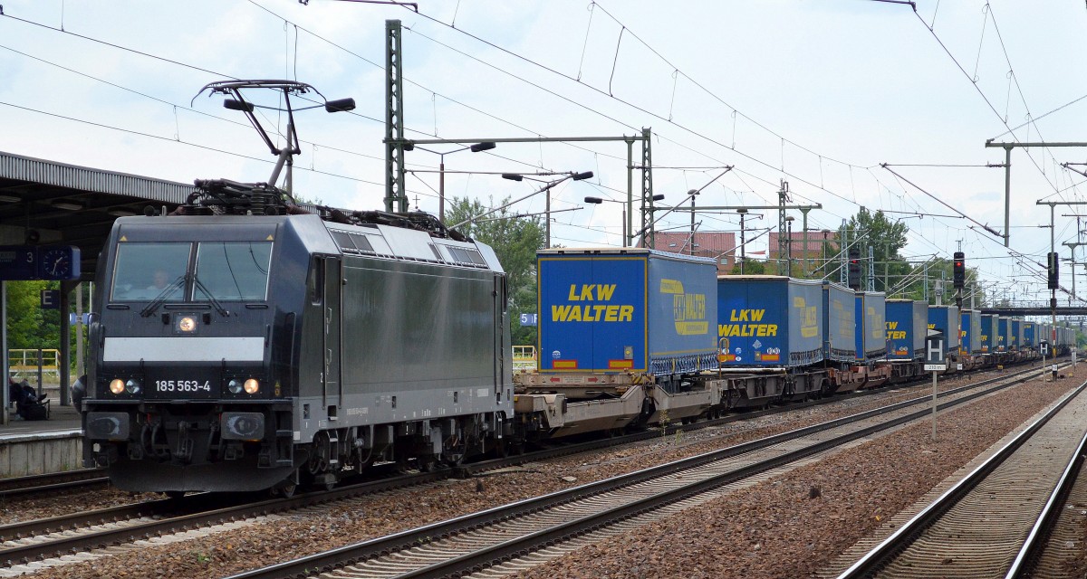 MRCE Mietlok 185 563-4 für BoxXpress mit Taschenwagenzug (Sped. LKW WALTER) bei der Durchfahrt Bhf. Flughafen Berlin-Schönefeld, 26.06.14