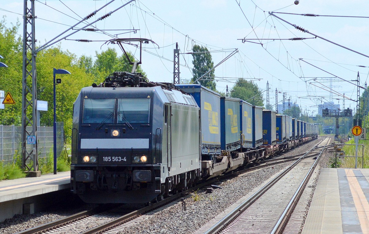 MRCE Mietlok 185 563-4 für BoxXpress mit Sattelwagenzug Richtung Nordosten am 03.07.14 Durchfahrt Bhf. Berlin-Hohenschönhausen.