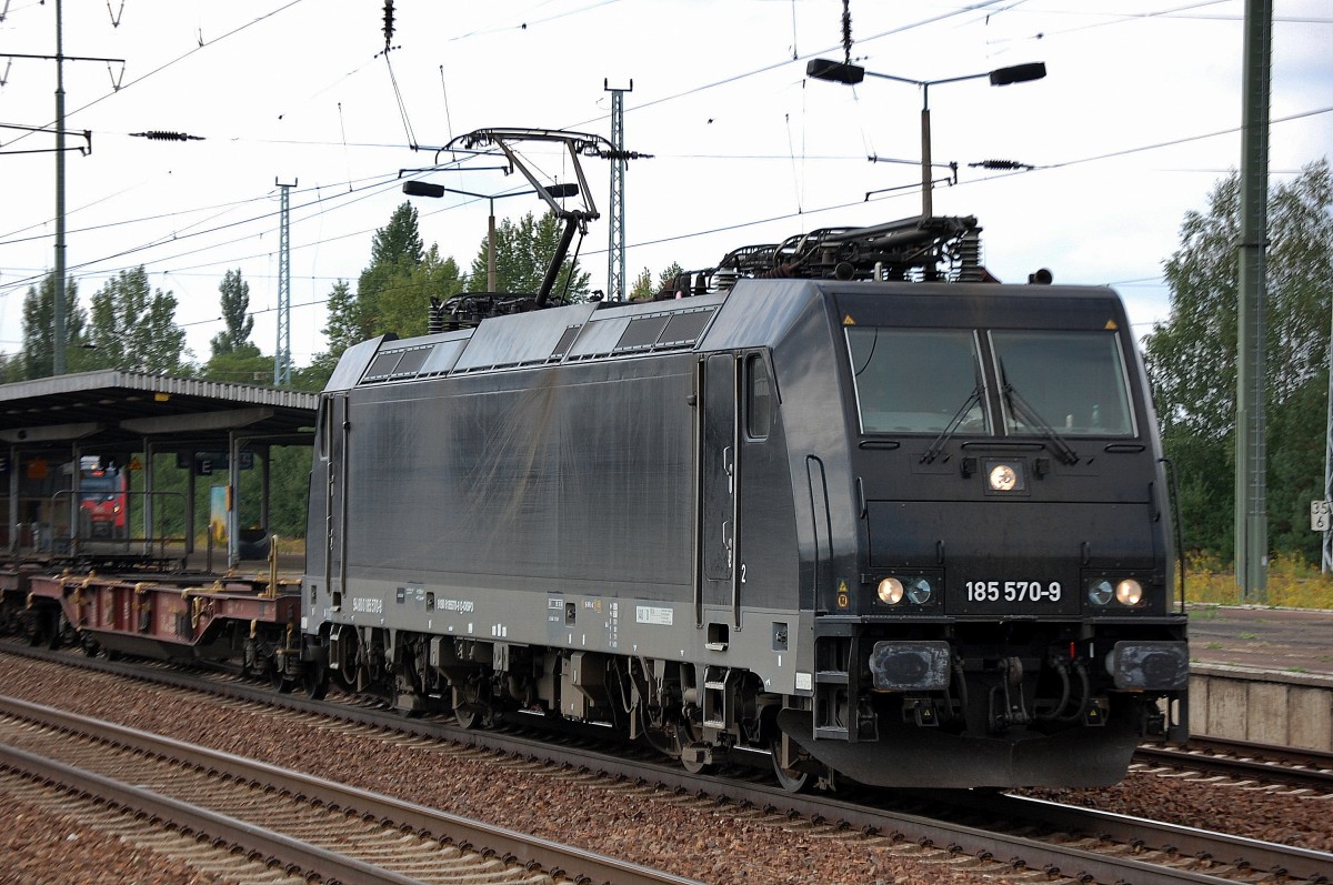 MRCE Mietlok 185 570-9 f�r boxXpress t�tig mit Ganzzug Taschenwagen bei der Durchfahrt im Bhf. Flughafen berlin-Sch�nefeld, 21.09.13