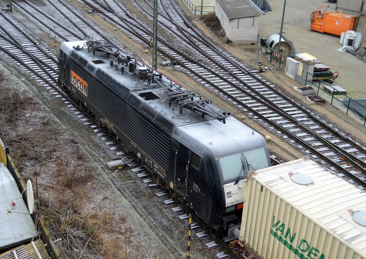 MRCE Mietlok E 189-099/ES 64 F4-999 (9180 6189 099-5 D-DISPO Class 189-VJ, Siemens Bj.2003) mit LOCON-Logo hat am Morgen einen Containerzug zum Berliner Westhafen gebracht und wird gerade zu einem Abstellort im Berliner Westhafen rangiert, 19.01.15 Berlin-Putlitzbrücke.	