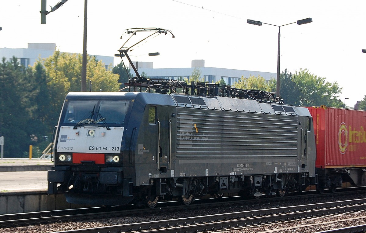 MRCE Mietlok ES 64 F4-213 f�r ERSR t�tig bei der Durchfahrt Bhf. Flughafen Berlin-Sch�nefeld mit Containerzug am 14.09.13