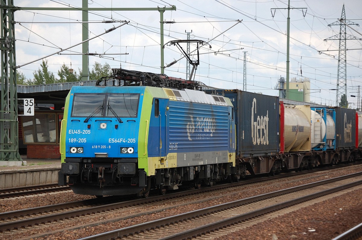 MRCE Mietlok von PKP Cargo ES64F4-205/EU45-205 mit Container-und Taschenwagenzug bei der Durchfahrt im bhf. Flughafen Berlin-Sch�nefeld, 27.08.13