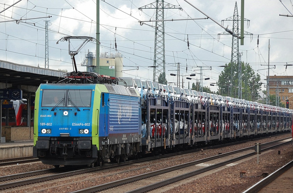 MRCE Mietlok von PKP Cargo ES64F4-802/Eu45-802 mit PKW-Transportzug (fabrikneue Fiat) am 04.09.13 Durchfahrt Bhf. Flughafen Berlin-Sch�nefeld.