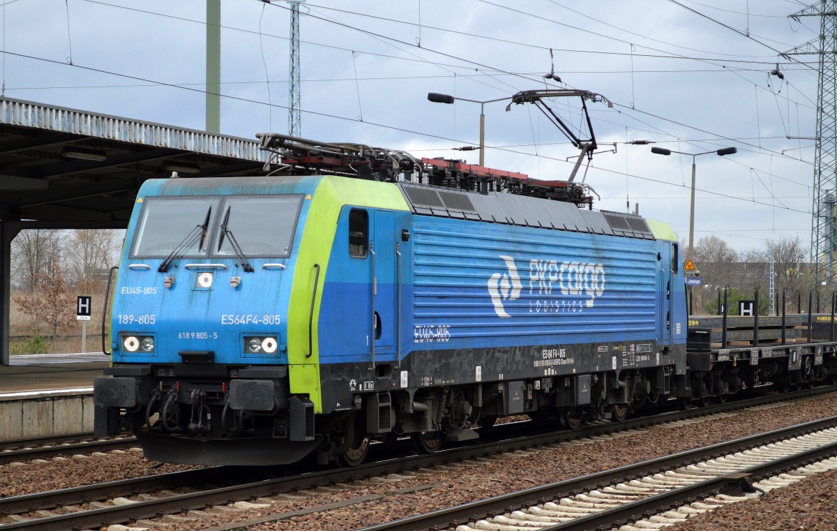 MRCE Mietlok der PKP Cargo EU45-805/ES64F4-805 mit polnischem Stahlzug beladen mit Stahlbrammen bei der Durchfahrt im Bhf. Flughafen Berlin-Schönefeld, 19.03.14