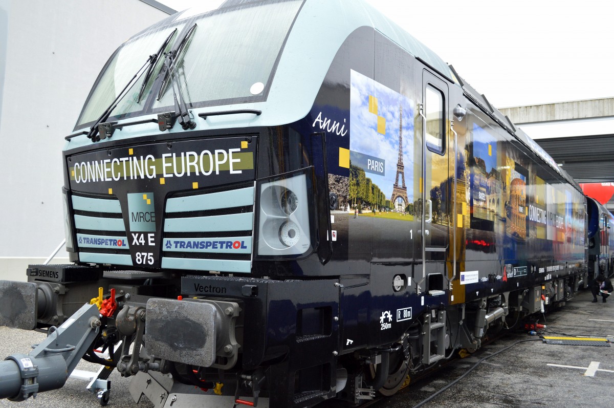 MRCE präsentiert die neue Dispo Siemens Vectron X4 E 875 (91 80 6193 875-2 D-DISPO, Siemens Bj.2014) und an die TRANSPETROL vermietet auf der Inno Trans Berlin, 26.09.14 (stand sehr ungünstig).