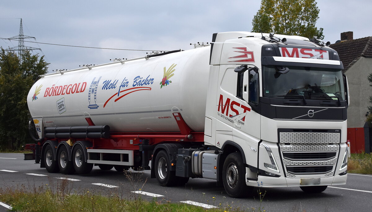MST GmbH im Auftrag der Magdeburger Mühlenwerke GmbH (Bördegold) mit einem Silo-Sattelzug für Mehltransporte mit VOLVO FH Zugmaschine am 01.10.25 Höhe Bahnübergang Rodleben.