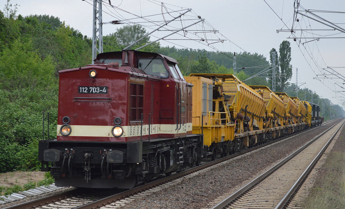MTEG 112 703-4 (203 230-8) mit einigen Materialförder- und Siloeinheiten vom Typ MFS- 100 der Fa. JumboTec und besonders interessant drei Spezialwagen der Fa. PRESS zum Transport von Schmalspur-Bahnfahrzeugen mit drei alten DR Schmalspur-Personenwagen am 24.05.16 Berlin-Hohenschönhausen.