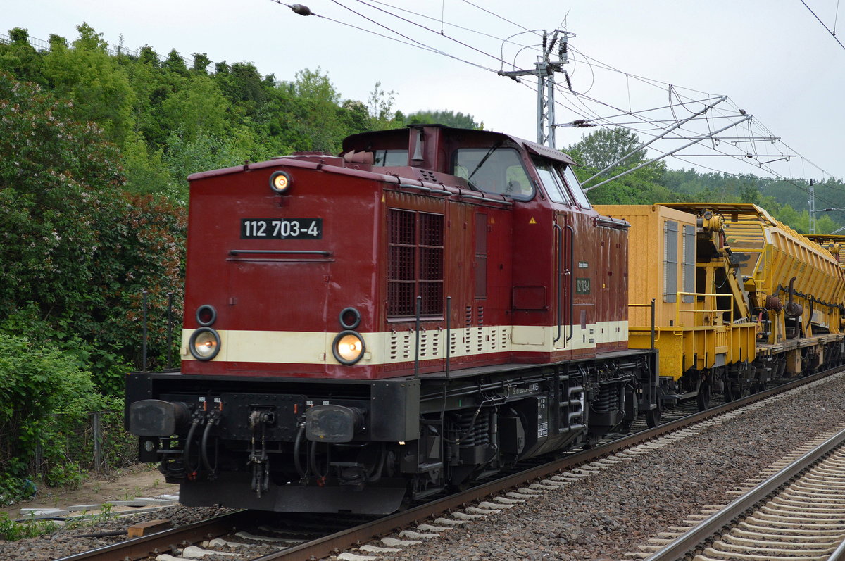 MTEG 112 703-4 (203 230-8) mit einigen Materialförder- und Siloeinheiten vom Typ MFS- 100 der Fa. JumboTec und besonders interessant drei Spezialwagen der Fa. PRESS zum Transport von Schmalspur-Bahnfahrzeugen mit drei alten DR Schmalspur-Personenwagen am 24.05.16 Berlin-Hohenschönhausen.