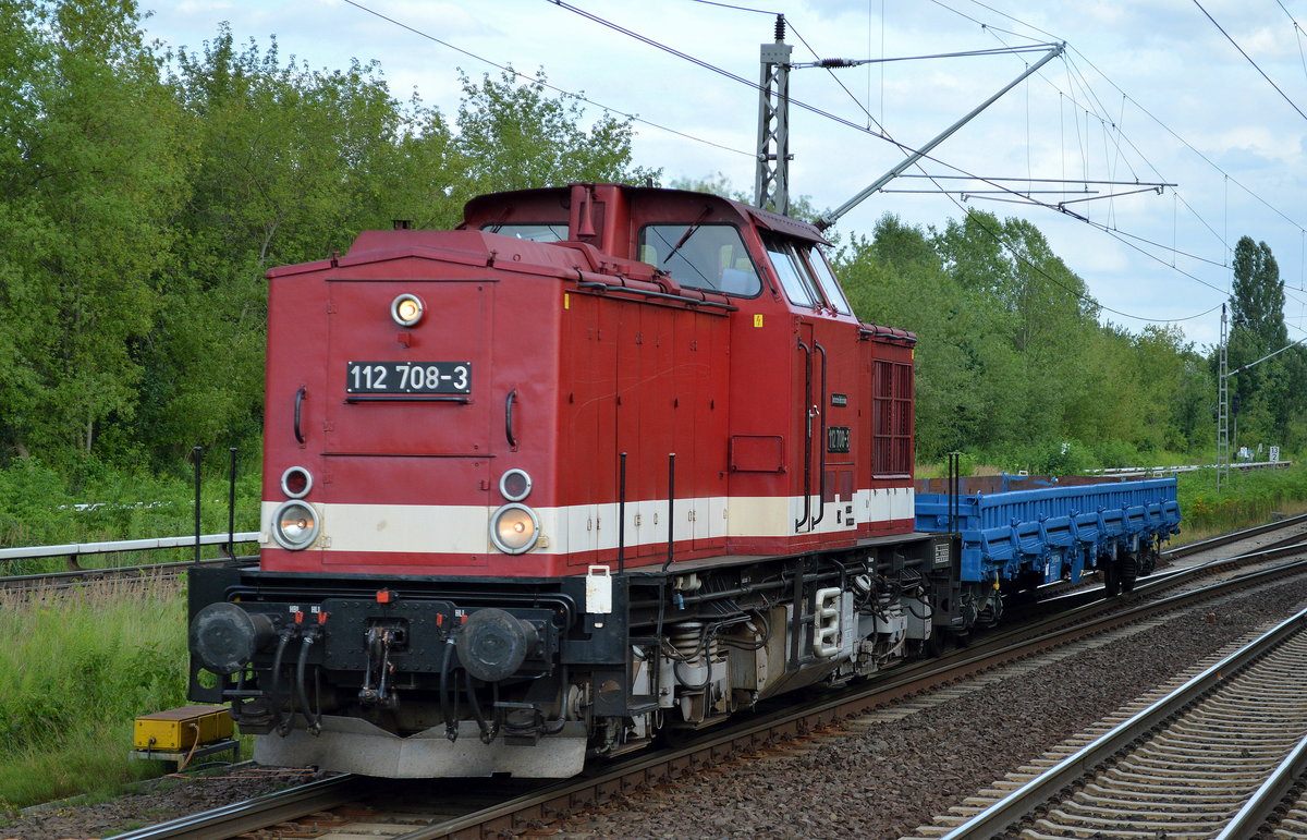 MTEG 112 708-3 [NVR-Nummer: 92 80 1202 708-4 D-MTEG, LEW Bj.1974] wahrscheinlich für PRESS mit einem Drehgestell-Flachwagen der PRESS am 29.07.17 Richtung Nordosten Berlin Hohenschönhausen.