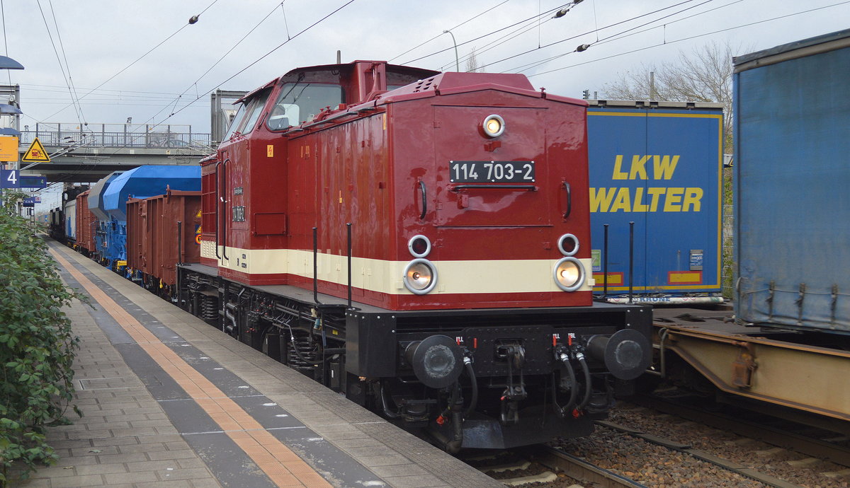 MTEG 114 703-2 [NVR-Nummer: 92 80 1203 230-8 D-MTEG, LEW Bj.1974]für PRESS mit allerlei verschiedener Güterwagen von PRESS als Schutzwagen bei der Überführung von einer Schmalspur-Dampflokomotive (99 783) und zwei RBB Aussichtwagen der Rügensche Kleinbahn GmbH & Co. (RüKB) am 03.11.17 Durchfahrt BF. Berlin-Hohenschönhausen.