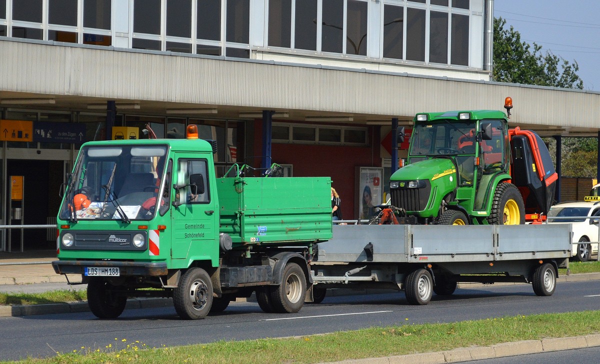 multicar champion mit Hänger + Traktor darauf der Gemeinde Schönefeld am 16.09.14 Bhf. Flughafen Berlin-Schönefeld.