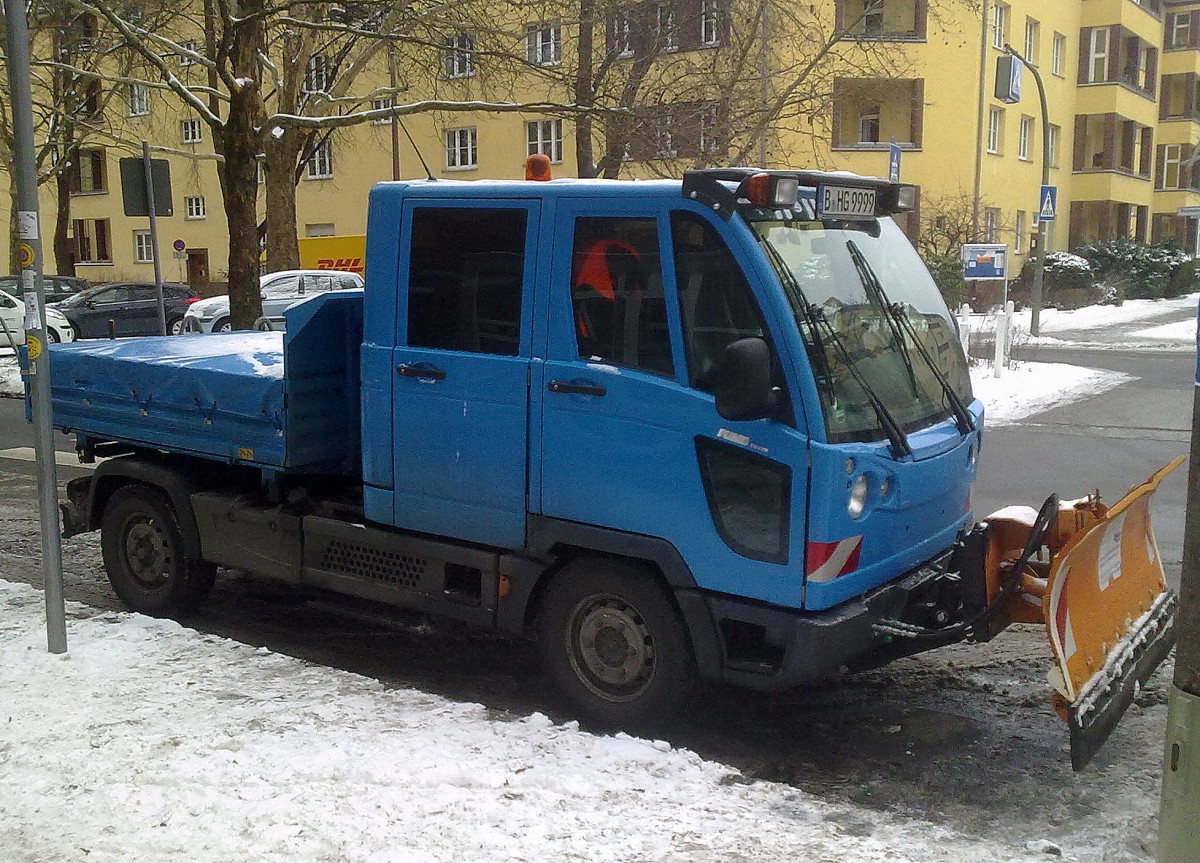 Multicar FUMO Carrier Doppelkabine jetzt im Winter im Schneeräumdienst mit Räumschild bestückt, 29.01.14 Berlin-Pankow.