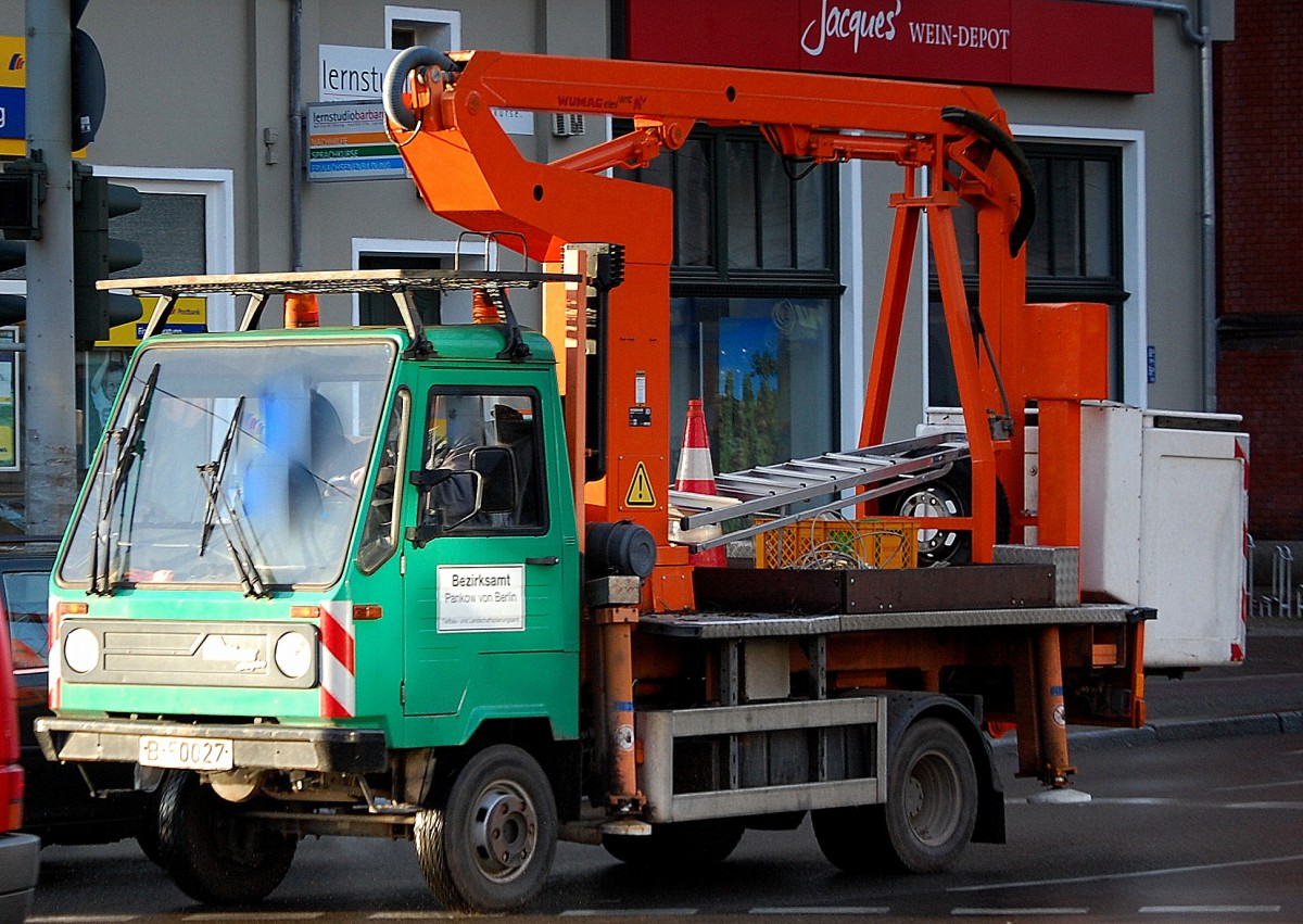 multicar mit Arbeitsbühneaufsatz vom Bezirksamt Berlin Pankow, 07.01.14 Berlin-Pankow.