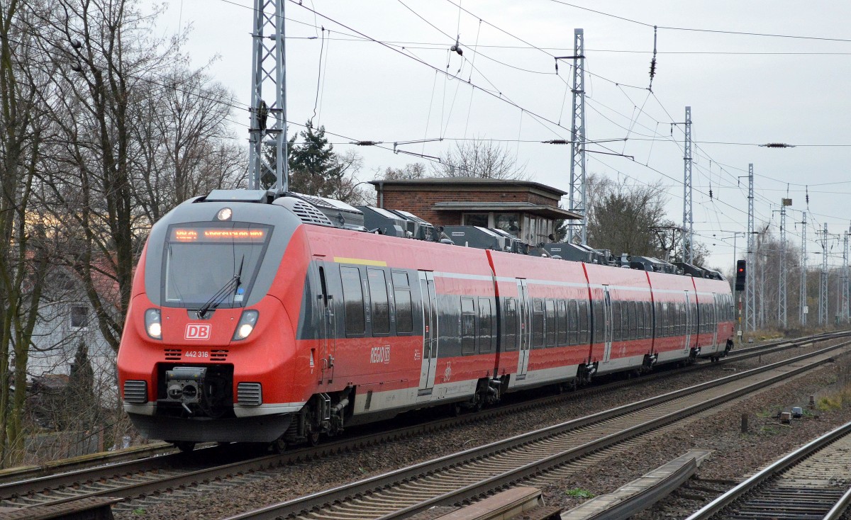 Nach dem Winterfahrplanwechsel anstelle von ODEG Linie RB60 ab Berlin Lichtenberg jetzt der RB24 mit der DB Regio nach Eberswalde mit Talent 2 Triebzügen im Stundentakt, hier 442 316 am 15.12.14 Berlin-Karow.