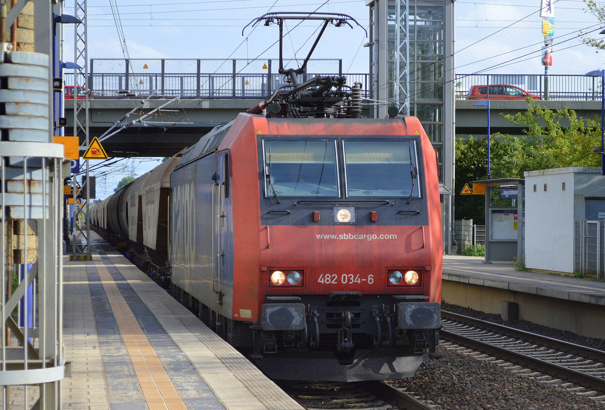 Nach einem Tag fast ohne Güterzüge im Berliner Raum kam die HSL RE 482 034-6 noch mit einem Getreidesilozug (leer) Richtung Mukran am 04.09.16 durch Berlin Hohenschönhausen.