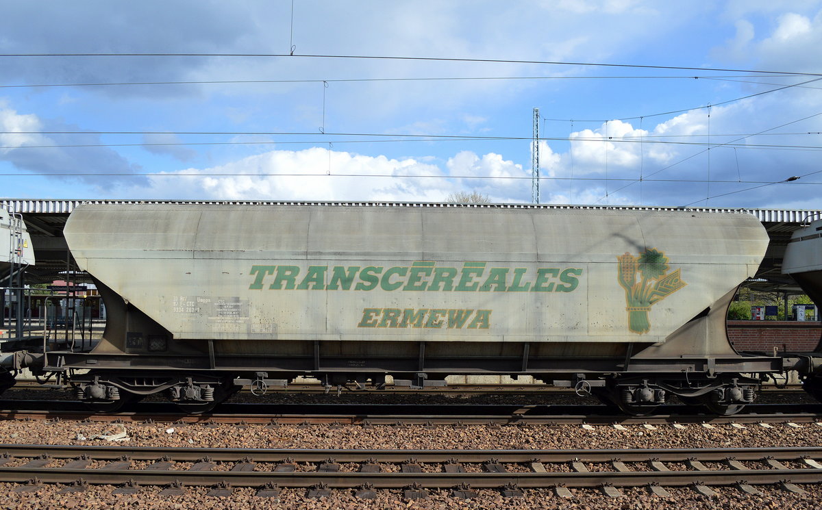 Nachdem doch auch immer wieder mal neuere G�terwagen mit ausf�hrlichen Beschriftungen und Firmenlogos in letzter Zeit zu sehen sind frage ich mich manchmal schon warum die europaweiten Vermiet-Firmen von G�terwagen ihre Altbest�nde nicht auch �u�erlich besser in Schuss halten, denn gerade sch�ne Beschriftungen oder Zeichnungen wie bei diesem �lteren Getreidesilowagen bleiben einem in Erinnerung und Kinder aber auch Erwachsene achten doch auf einen farbigen und beschrifteten G�terwagen viel mehr (Klassische Public Relation)als auf Einheitsgrau oder Rost, �berhaupt w�rden sich viele Wagen als Werbefl�che gut eignen. Hier der Getreidesilo-Wagen 33 RIV 87 F-CTC 9334 262-1 Uagps am 25.04.16 Bhf. Flughafen Berlin-Sch�nefeld.