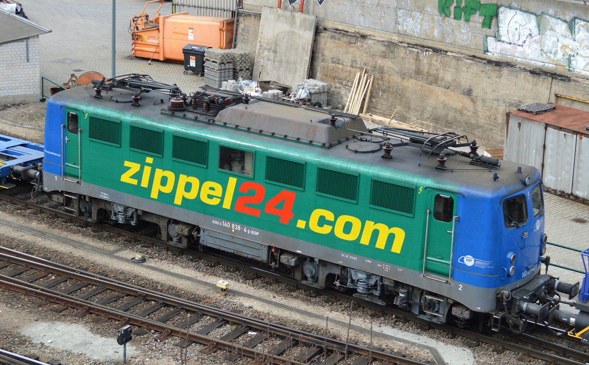 Nachdem EGP 140 838-4 am Nachmittag mit einem langen Güterzug leerer recht neuer firmeneigener Gelenkcontainer-Tragwagen am Berliner Westhafen eingetroffen ist, wird sie mit Zug durch die BEHALA Mietlok 265 500-9 zum Containerterminal rangiert, 13.03.17 Berlin Putlitzbrücke.