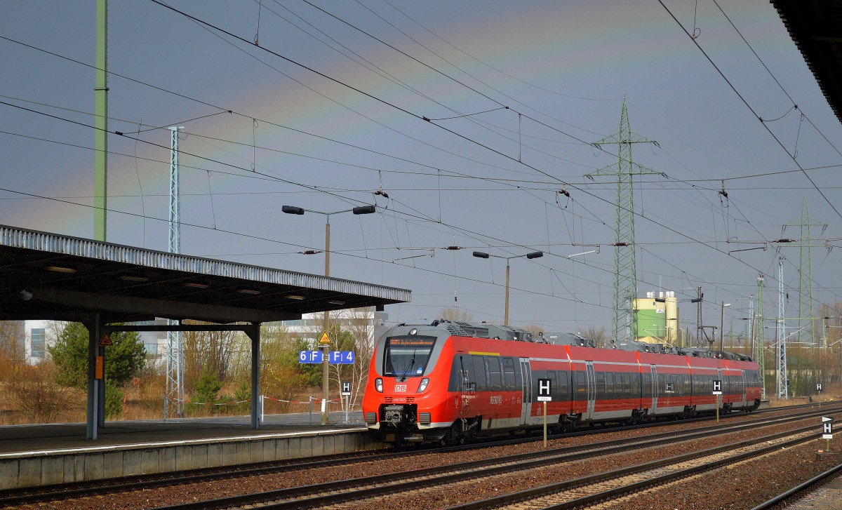 Nachdem es ca. alle 10 Minuten zwischen Regen- und Hagelschauern auch sonnige Momente gab bildete sich natürlich dann auch noch ein Regenbogen als 442 327 als RB19 nach Berlin Gesundbrunnen im Bhf. Flughafen Berlin-Schönfeld einfuhr, 27.03.15