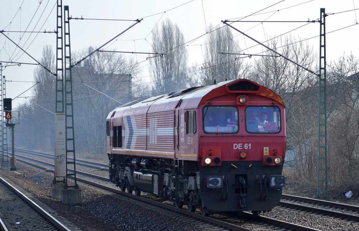 Nachdem die HGK/RHC Lok DE 61 (266 061-1) gegenüber dem Berliner Westhafen abgestellt war wurde sie von zwei jungen Männern (Tf) mit dicken Reisetaschen bestiegen und sie fuhren ab (Grüße an die Beiden), 10.03.15 Berliner Innenring Höhe Berlin-Jungfernheide.