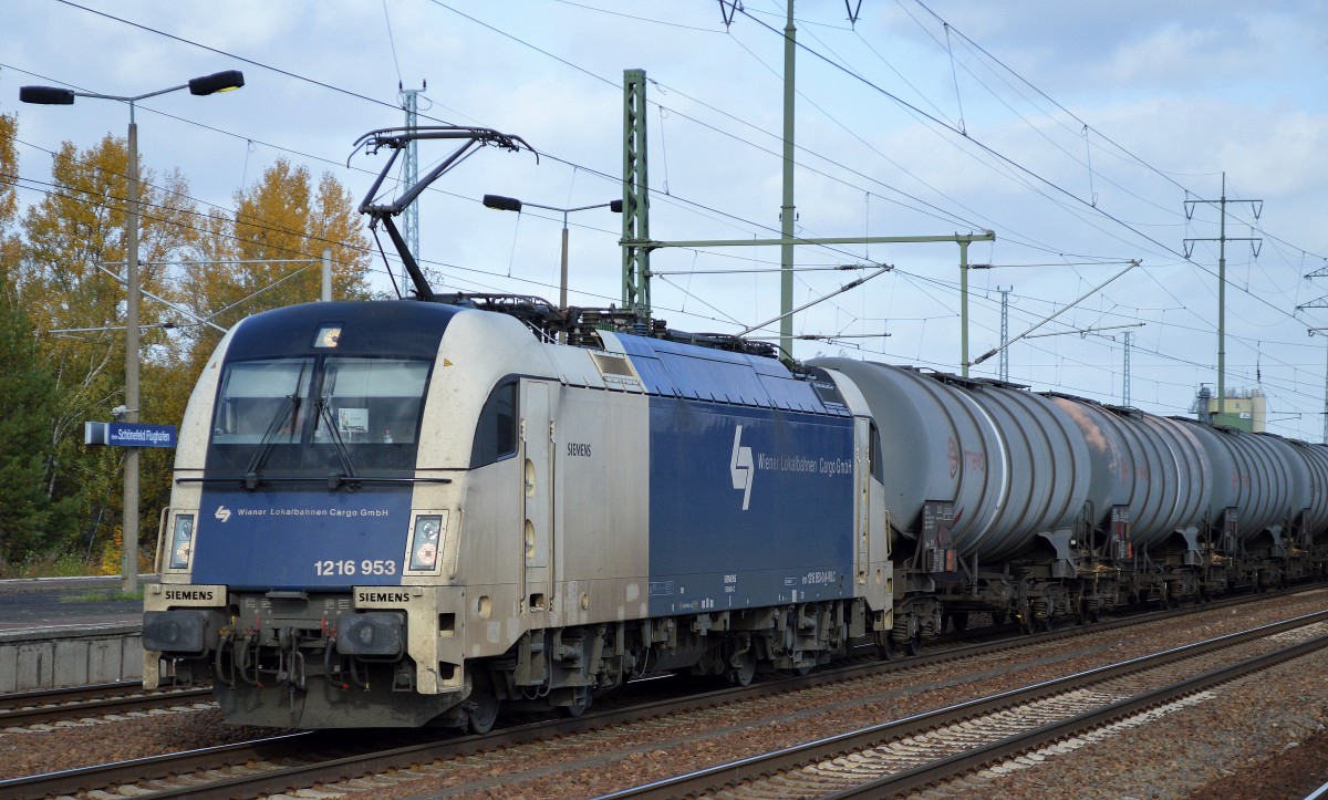 Nachdem ich nun innerhalb von 14 Tagen das zweite Mal eine WLC GmbH Lok, diesmal mit dem österreichischen Taurus 1216 953 (92 81 1216 953-0 A-WLC, Siemens Bj.2010) mit Kesselwagenzug im Bhf. Flughafen Berlin-Schönfeld sichte nehme ich an das es sich wohl um eine neuen Regelleistung handelt die an Berlin vorbeistreift, 23.10.15