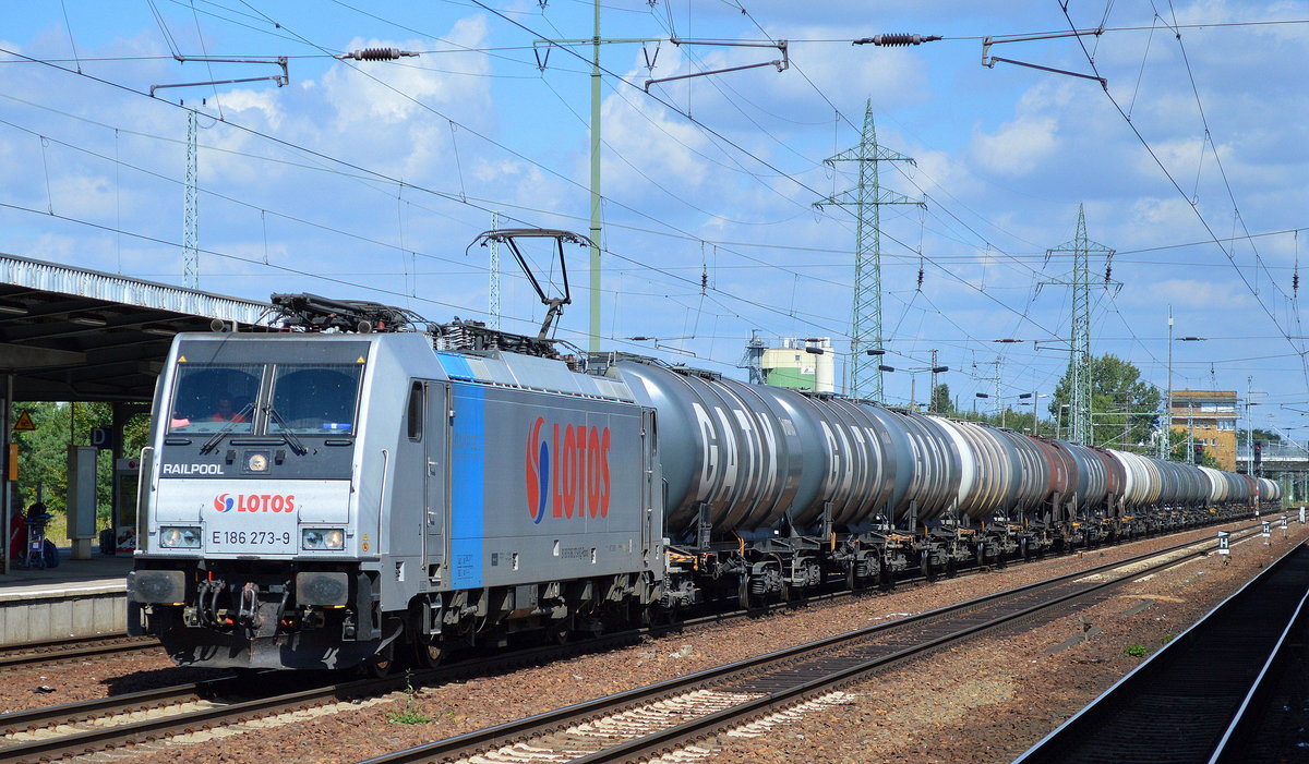 Nachdem dieser Kesselwagenzug der polnischen EVU LOTOS den Vormittag über in Berlin Grünau abgestellt war fuhr er zum frühen Nachmittag mit der Railppol Mietlok E 186 273-9 [NVR-Number: 91 80 6186 273-9 D-Rpool, Bombardier Bj.2010]  von LOTOS durch den Bf. Flughafen Berlin Schönefeld, 22.08.16