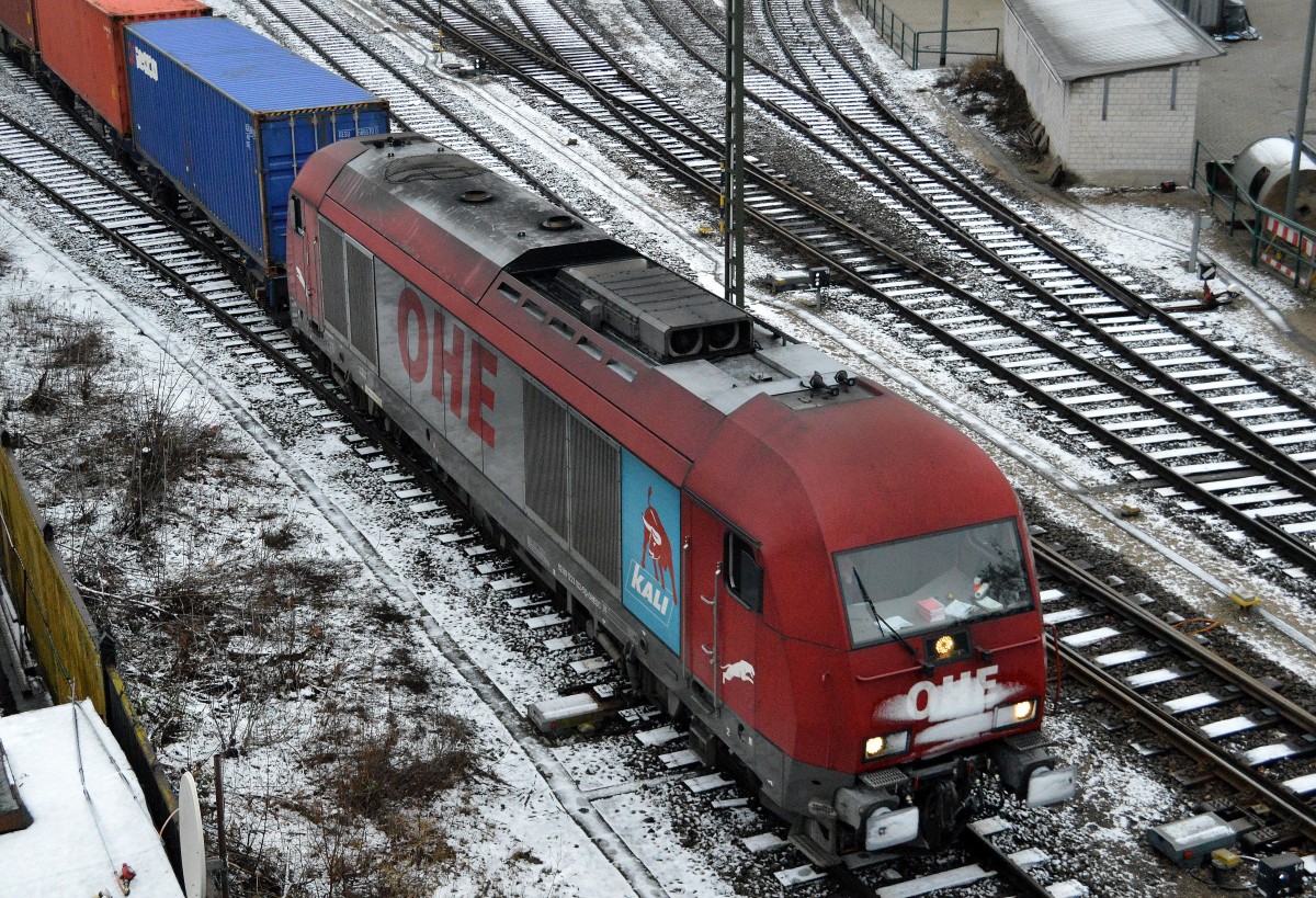 Nachdem OHE 270081 (223 102-5) mit einem langen Containerzug am Morgen des 30.01.15 in Berlin angekommen ist wird sie von der BEHALA Lok 277 406-5 samt Zug auf das Rangiergelände des Berliner Westhafen gezogen.
