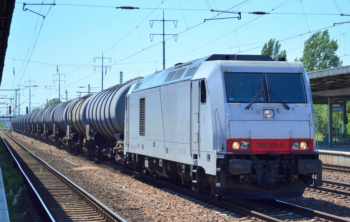 Nachdem sie kurzfristig auch mal an HSL verliehen war hat hvle leider bisher auch noch nicht Zeit u. Muße aufgebracht ihre 285 102-0 wieder in den schönen orangen Firmenfarben umzukleben, hier mir der regelmäßig Güterzug-Leistung mit den Ethanol-Kesselwagen am 23.06.16 Bf. Flughafen Berlin-Schönefeld.