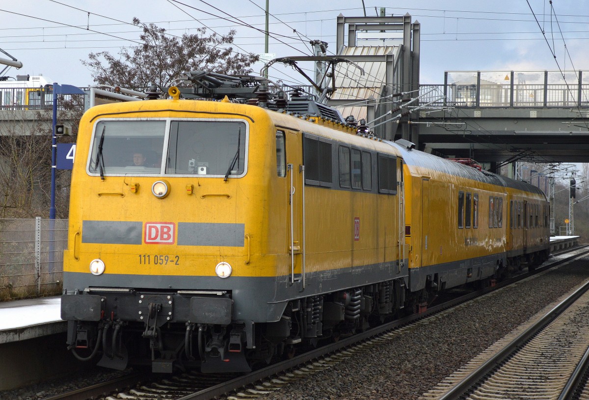 Nachdem in der vorigen Woche die 218 392-9 der DB Netz mit ihrem Schienenmesszug in unserer Region tätig war ist nun diese Woche 111 059-2 der DB Systemtechnik dran mit ihrem Messzug, inwieweit diese beiden Züge event. unterschiedliche Messungen vornehmen entzieht sich ehrlich gesagt meiner Kenntnisse darüber, 25.02.16 Berlin-Hohenschönhausen.