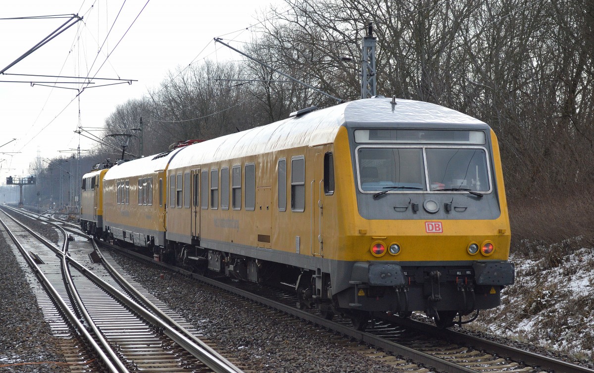 Nachdem in der vorigen Woche die 218 392-9 der DB Netz mit ihrem Schienenmesszug in unserer Region tätig war ist nun diese Woche 111 059-2 der DB Systemtechnik dran mit ihrem Messzug, inwieweit diese beiden Züge event. unterschiedliche Messungen vornehmen entzieht sich ehrlich gesagt meiner Kenntnisse darüber, 25.02.16 Berlin-Hohenschönhausen.