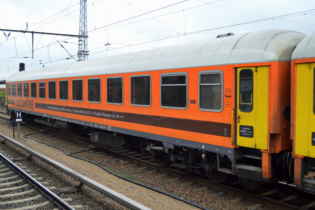 Natürlich wird auch der angemietete Wagen-Fuhrpark von der neuen Locomore weiter genutzt, hier der über die Railway Management GmbH & Co. KG angemietete Personenwagen mit der Nr. A-RAILW 61 81 22-90 003-7 Bmz am 02.11.17 Bf. Berlin-Lichtenberg.