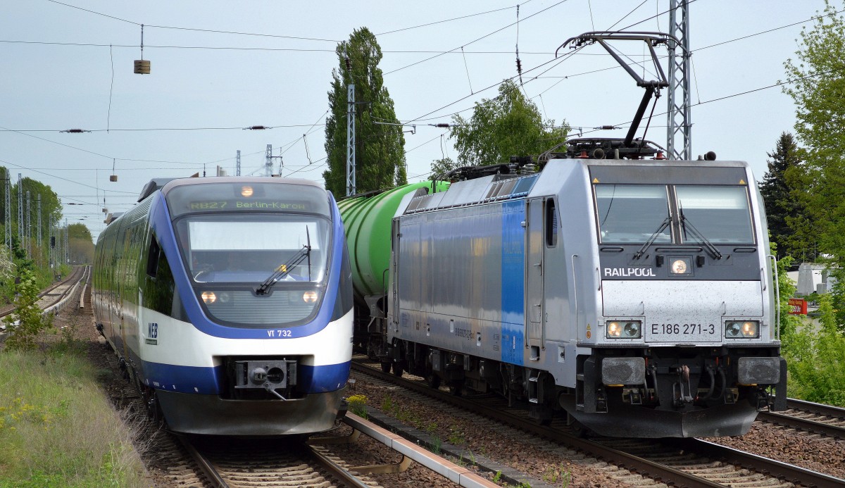 NEB VT 732 als RB 27 nach Berlin-Karow wird von der Mietlok E 186 271-3 für HSL tätig mit Kesselwagenzug überholt, 12.05.15