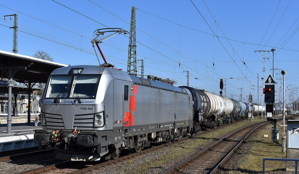NeS - Netzwerkbahn Sachsen GmbH, Dresden [D] mit der Akiem Vectron  7193 001  [NVR-Nummer: 91 80 7193 001-3 D-AKIEM] und einem Kesselwagenzug am 06.03.25 Durchfahrt Bahnhof Stendal Hbf.
