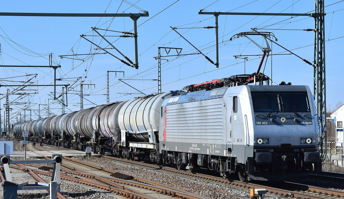 NeS - Netzwerkbahn Sachsen GmbH mit der polnischen Akiem Lok  189 453  [NVR-Nummer: 91 51 5170 029-0 PL-AKIEM], mit einem Kesselwagenzug am 20.03.25 Höhe Bahnhof Rodleben.