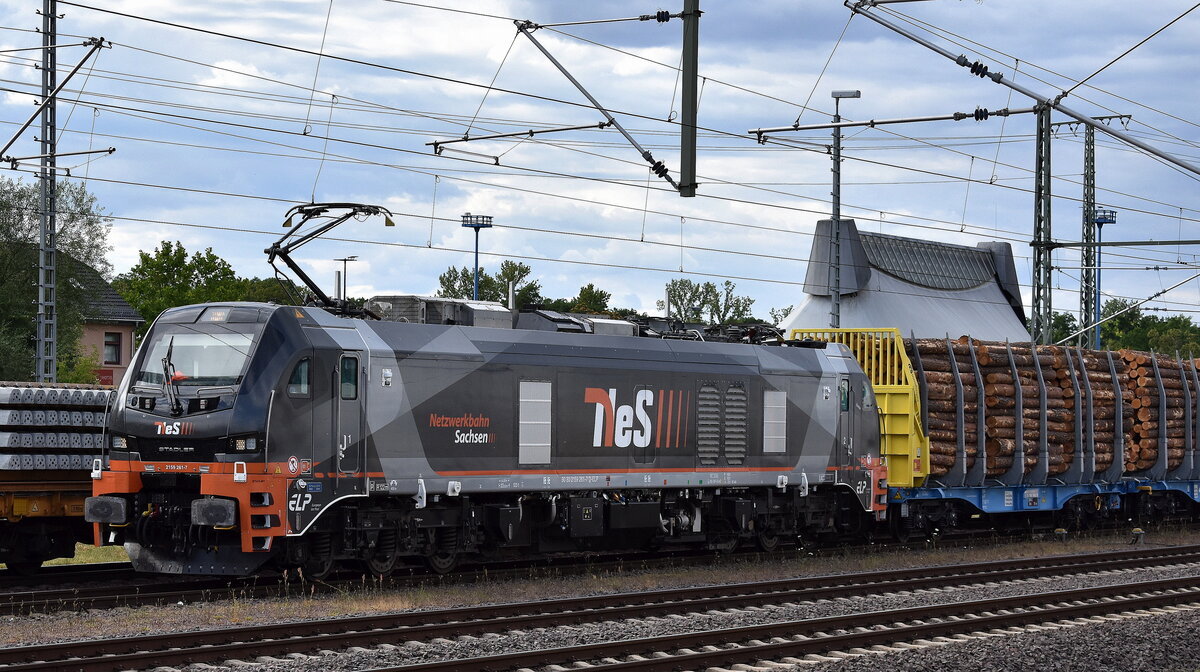 NeS - Netzwerkbahn Sachsen GmbH, Dresden [D] mit der geleasten ELP Eurodual Lok  2159 261-7 , Name:  Emma  [NVR-Numer: 90 80 2159 261-7 D-ELP] und einem Stammholz-Transportzug am 10.07.25 Höhe Bahnhof Magdeburg Hbf.