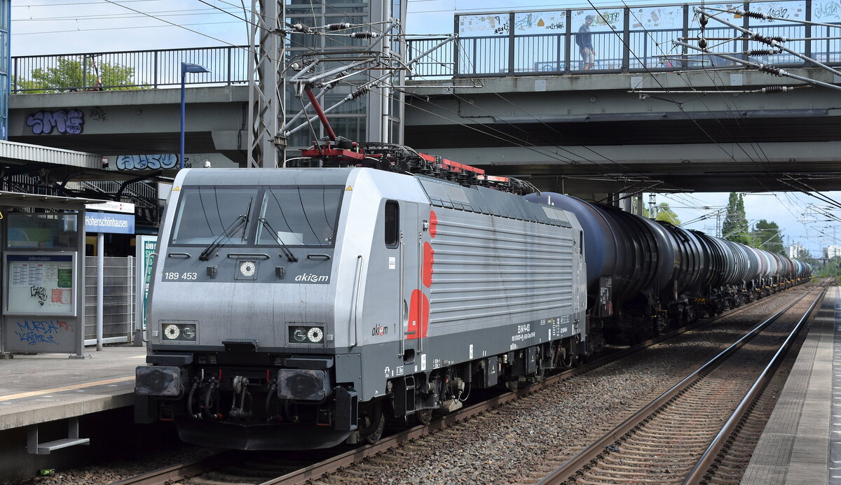 NeS - Netzwerkbahn Sachsen GmbH, Dresden [D] mit der geleasten polnischen Akiem Lok  189 453  [NVR-Nummer: 91 51 5170 029-0 PL-AKIEM] und einem Kesselwagenzug (für Benzin, leer) Richtung Stendell am 26.07.25 Durchfahrt Bahnhof Berlin Hohenschönhausen.