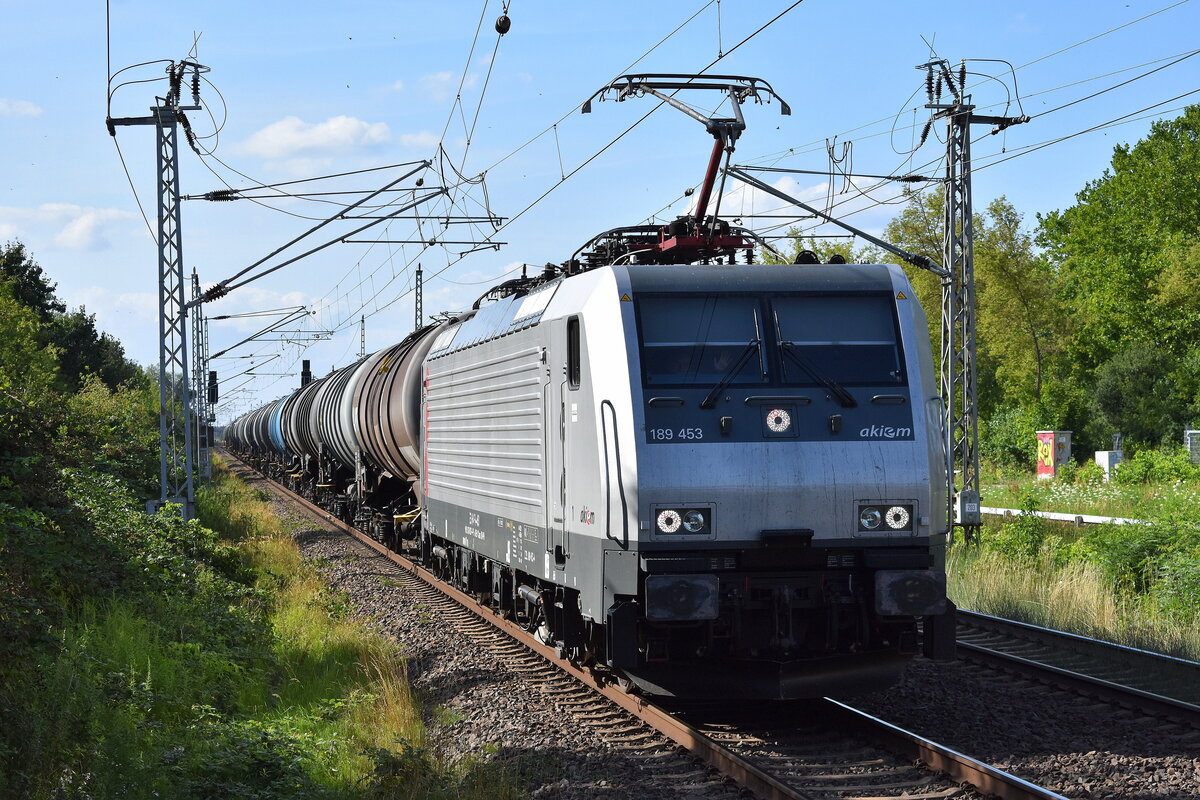 NeS - Netzwerkbahn Sachsen GmbH, Dresden [D] mit der geleasten polnischen Akiem Lok  189 453  [NVR-Nummer: 91 51 5170 029-0 PL-AKIEM] und einem Kesselwagenzug am 28.07.25 Durchfahrt Bahnhof Berlin Hohenschönhausen. Viele Grüße an den Tf.!!!