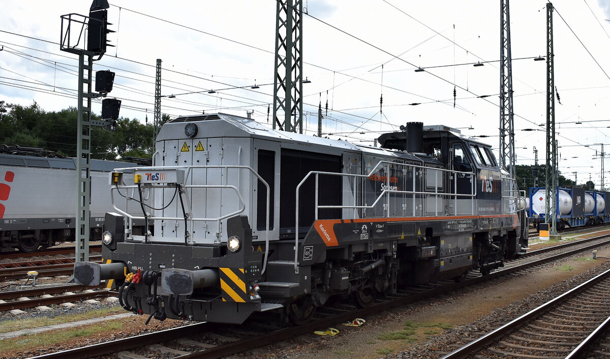 NeS - Netzwerkbahn Sachsen GmbH, Dresden [D] mit der geleasten Nexrail AssetCo  Diesellok DE 18, Name:  Karlotta  [NVR-Nummer: 92 80 4185 121-5 D-NXRL] bei Rangiertätigkeiten Höhe Bahnhof Ruhland, 30.07.25