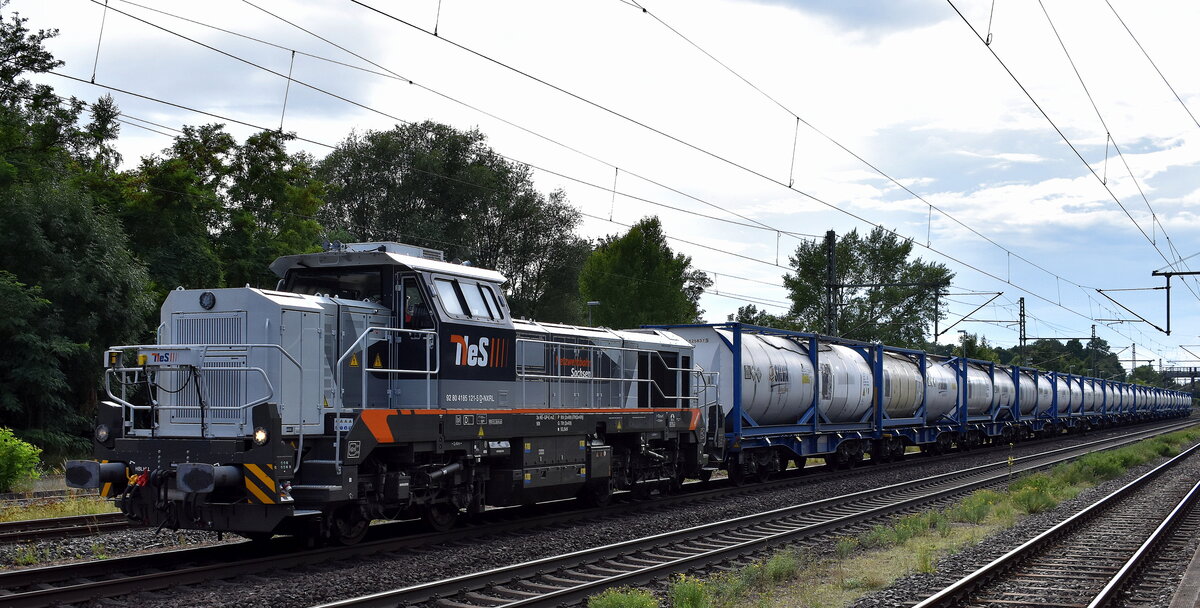NeS - Netzwerkbahn Sachsen GmbH, Dresden [D] mit der geleasten Nexrail AssetCo Diesellok DE 18, Name:  Karlotta  [NVR-Nummer: 92 80 4185 121-5 D-NXRL] und einem Tankcontainerzug am 01.08.25 Höhe Bahnhof Niederndodeleben.