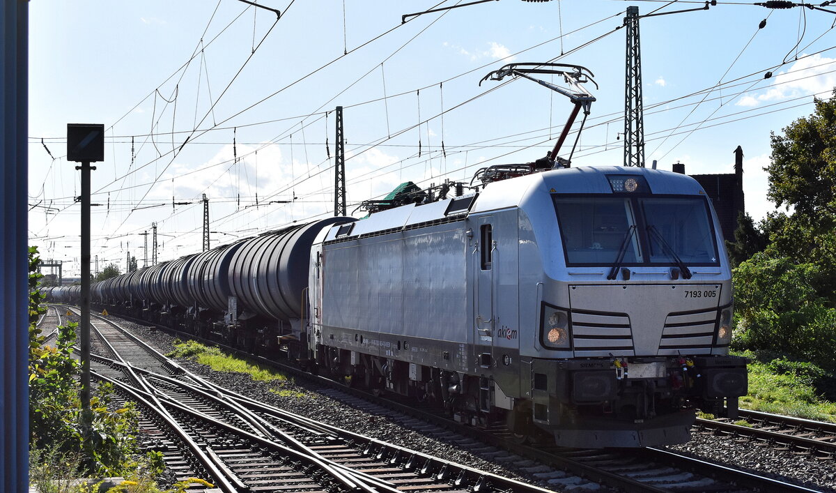 NeS - Netzwerkbahn Sachsen GmbH, Dresden [D]  mit der geleasten Akuem Vectzron  7193 005  [NVR-Nummer: 91 80 7193 005-4 D-AKIEM] und einem Kesselwagenzug (für Styrol) am 15.09.25 Höhe Bahnhof Magdeburg-Neustadt.