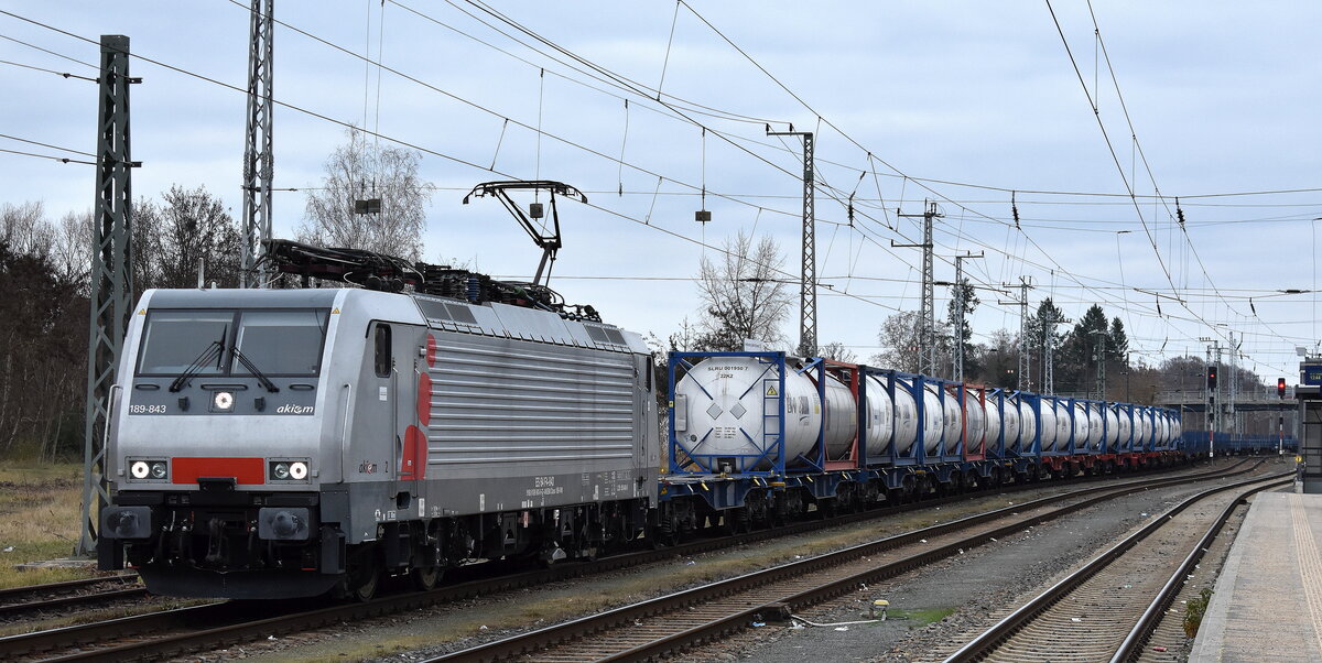 NeS - Netzwerkbahn Sachsen GmbH, Dresden [D] mit der geleasten Akiem Lok  189 843 [NVR-Nummer: 91 80 6189 843-6 D-AKIEM] und einem gemischten Güterzug am 27.11.25 Höhe Bahnhof Elsterwerda.