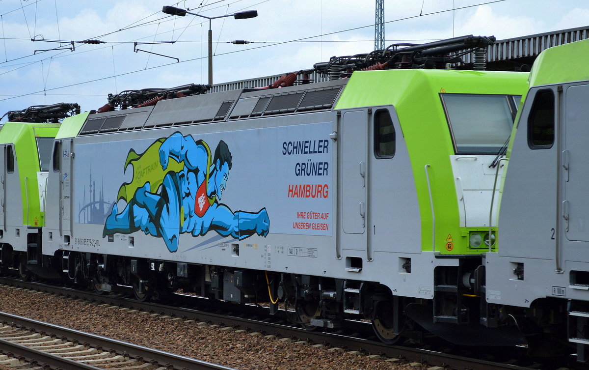Nette Idee, ein Captrain Supermann als neuer Werbeträger auf der ITL/Captrain Lok 185 578-2 und dem Werbeslogan  SCHNELLER GRÜNER HAMBURG - Ihre Güter auf unseren Gleisen  gesichtet in einem Lokzug von ITL mit mehreren 185érn am 02.08.16 Bf. Flughafen Berlin-Schönefeld.