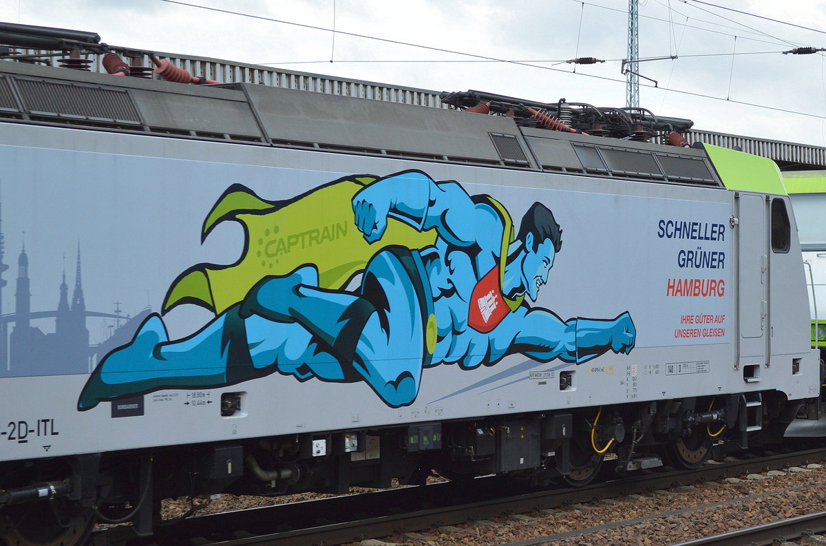 Nette Idee, ein Captrain Supermann als neuer Werbeträger auf der ITL/Captrain Lok 185 578-2 und dem Werbeslogan  SCHNELLER GRÜNER HAMBURG - Ihre Güter auf unseren Gleisen  gesichtet in einem Lokzug von ITL mit mehreren 185érn am 02.08.16 Bf. Flughafen Berlin-Schönefeld.