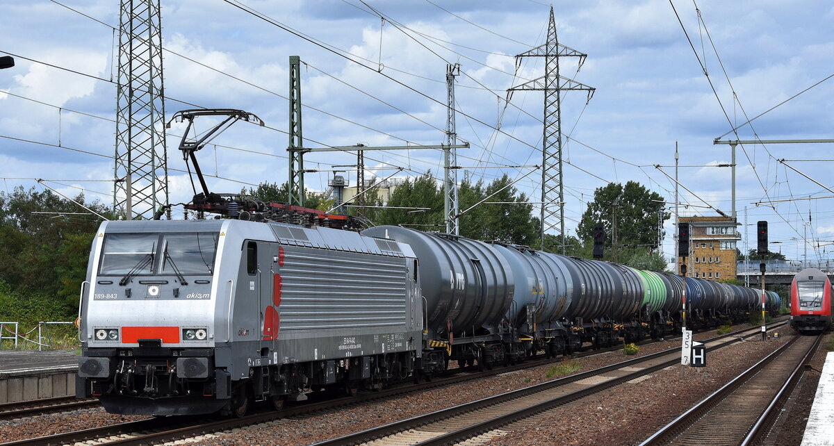 Netzwerkbahn Sachsen GmbH, Dresden [D] mit der geleasten Akiem Lok   189 843  [NVR-Nummer: 91 80 6189 843-6 D-AKIEM] am 06.08.25 Höhe Bahnhof Schönefeld bei Berlin.