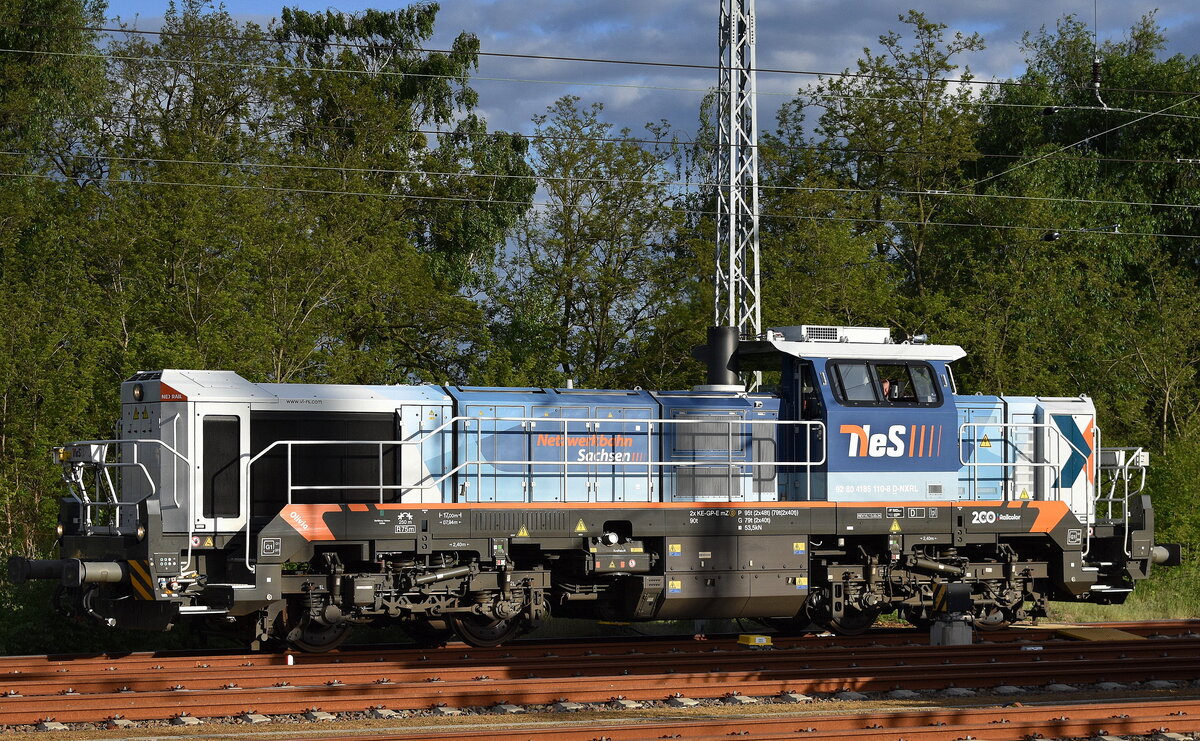 Netzwerkbahn Sachsen GmbH, Dresden  mit der geleasten Nexrail AssetCo Sàrl vossloh DE 18 Lok [NVR-Nummer: 92 80 4185 110-8 D-NXRL]  bei Rangiertätigkeiten/Umsetzen Höhe Bahnhof Ruhland am 07.05.25