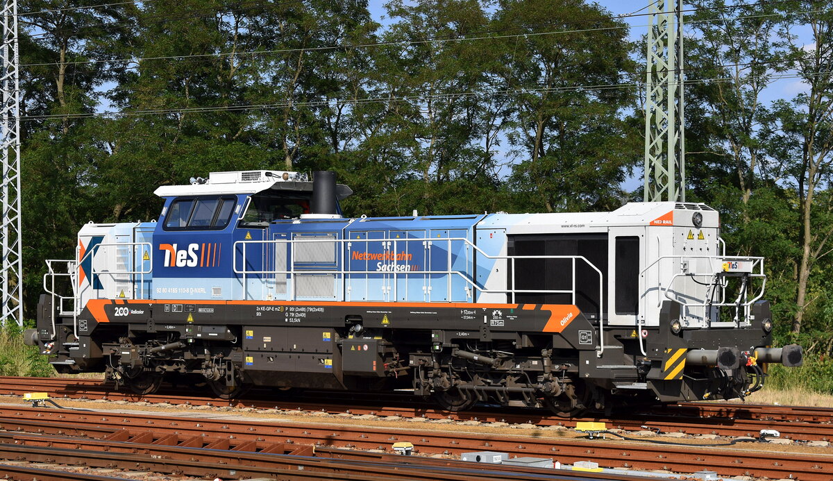 Netzwerkbahn Sachsen GmbH, Dresden mit der geleasten Nexrail AssetCo Sàrl vossloh DE 18 Lok [NVR-Nummer: 92 80 4185 110-8 D-NXRL] bei Rangiertätigkeiten/Umsetzen Höhe Bahnhof Ruhland am 17.06.25