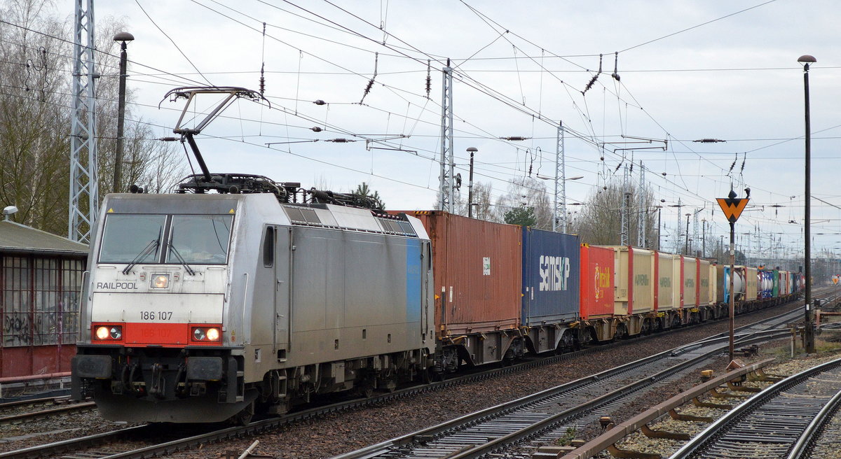 Neu bei uns im Nordosten, die erst seit Anfang Januar 2018 von der Rurtalbahn Cargo angemietete Railpool-Lok 186 107 [NVR-Number: 91 80 6186 107-9 D-Rpool, Bombardier Bj.2007] mit Containerzug Richtung Frankfurt/Oder am 31.01.18 Berlin-Hirschgarten.