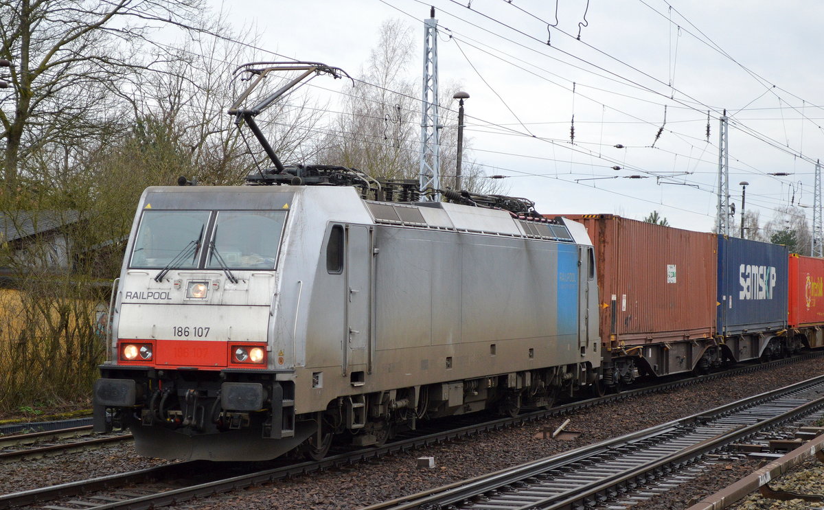 Neu bei uns im Nordosten, die erst seit Anfang Januar 2018 von der Rurtalbahn Cargo angemietete Railpool-Lok 186 107 [NVR-Number: 91 80 6186 107-9 D-Rpool, Bombardier Bj.2007] mit Containerzug Richtung Frankfurt/Oder am 31.01.18 Berlin-Hirschgarten.