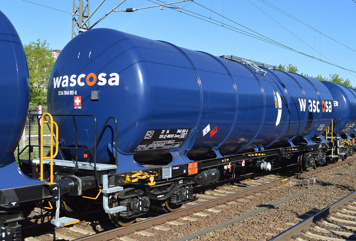 Neu und rein blau gefärbter Kesselwagen vom Einsteller WASCOSA mit tschechischer Registrierung mit der Nr. 33 TEN 54 CZ-WASCO 7846 092-6 Zacns (UN-Nr. 30/1202 = Diselkraftstoff) am 01.06.17 Bf. Berlin-Hohenschönhausen.