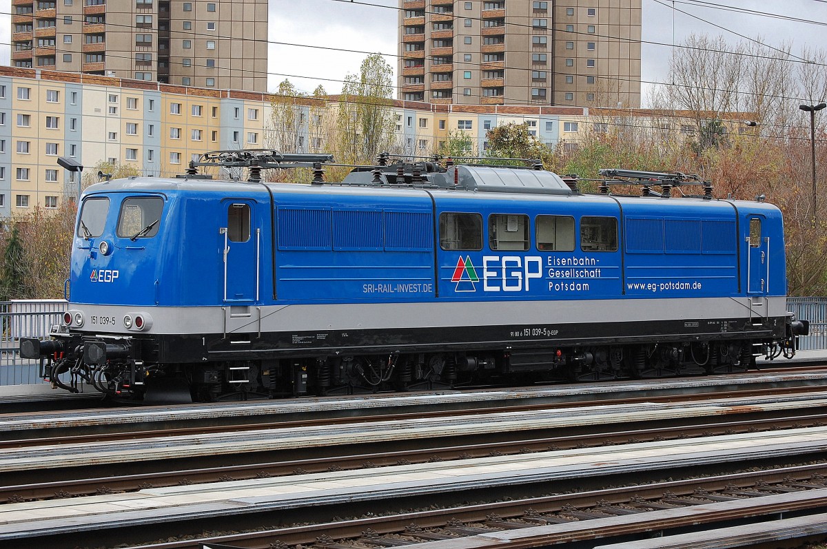 Neue SRI 151�r ex DB 151 039-5 jetzt bei EGP unter der Nr. (91 80 6151 039-5 D-EGP, KM Bj.1974) eingestellt am 05.11.13 Berlin Greifswalder Str.
